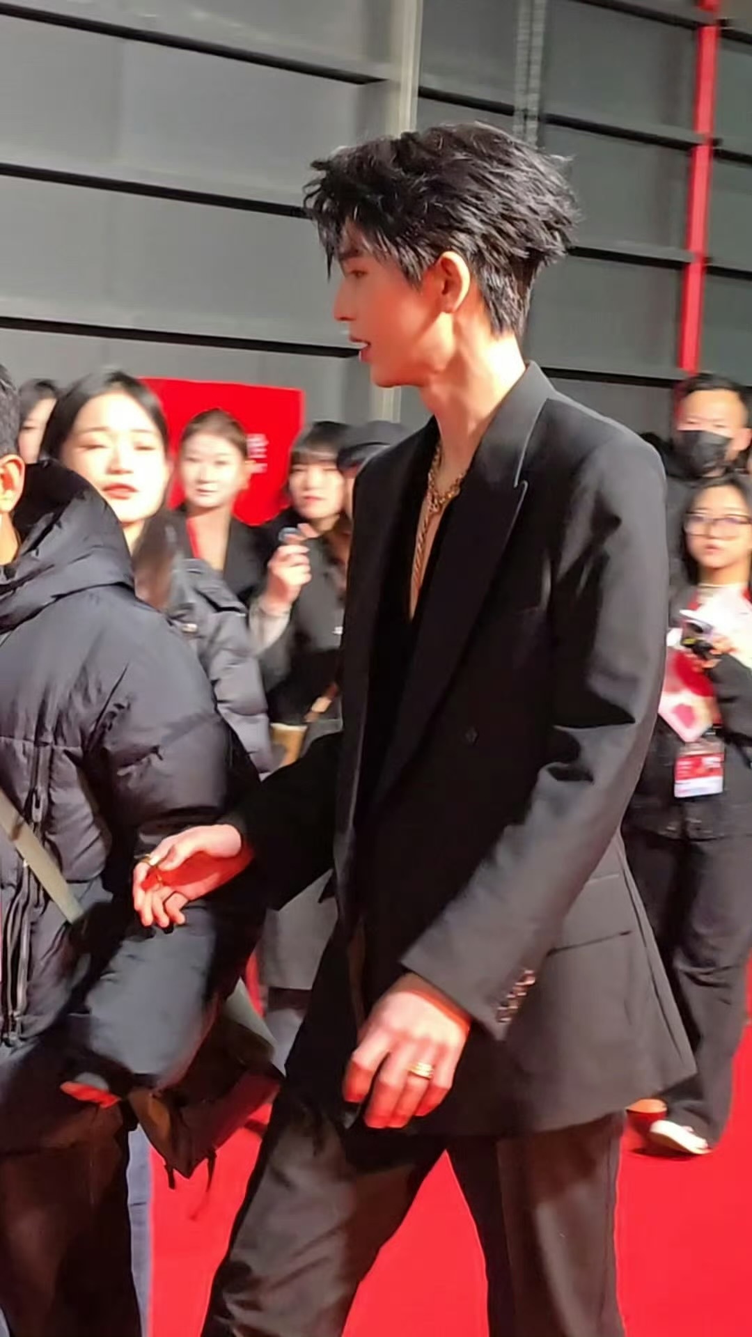 微博之夜红毯 张凌赫帅的好轻松，深v也太犯规了