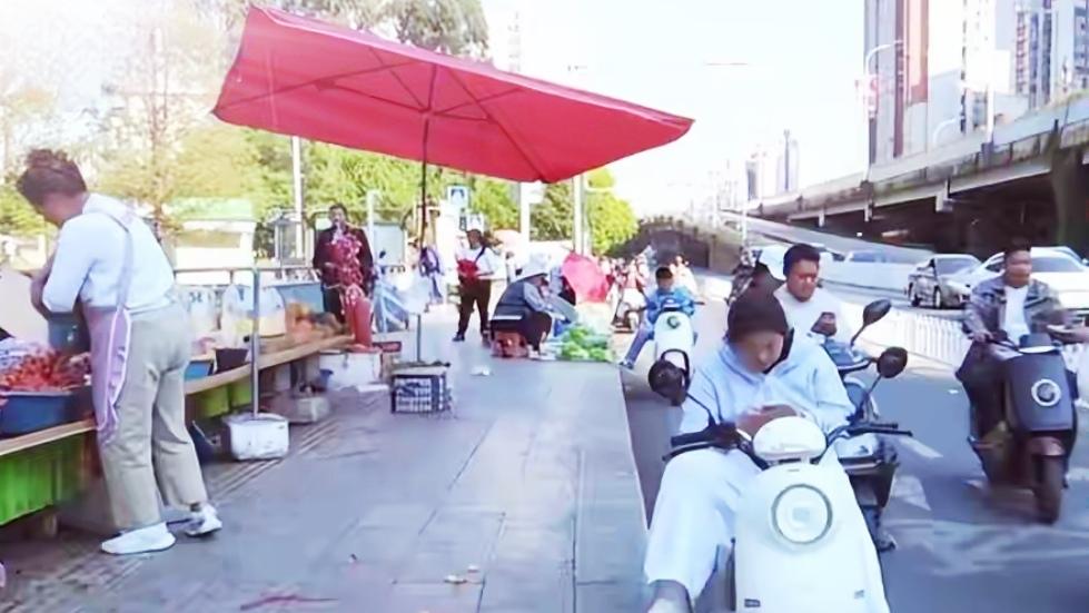 🔥太堵了！盘龙江跨江桥变占道集市，市民寸步难行。盘龙江多座跨江桥变身露天集市，