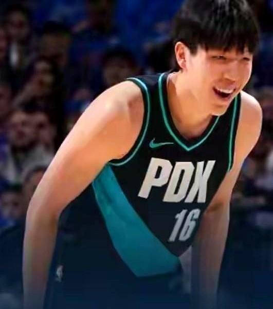 首轮秀就这么用？看着都心疼。

想当初，杨瀚森首轮16顺位被开拓者选中，那可是继