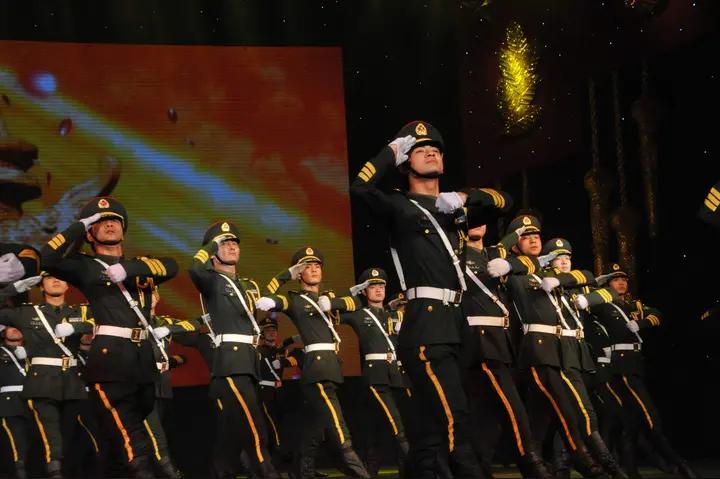 头条读者“备受振奋”“奔走相告”，是因为建军99周年晚会再次唱响毛泽东，再次找到