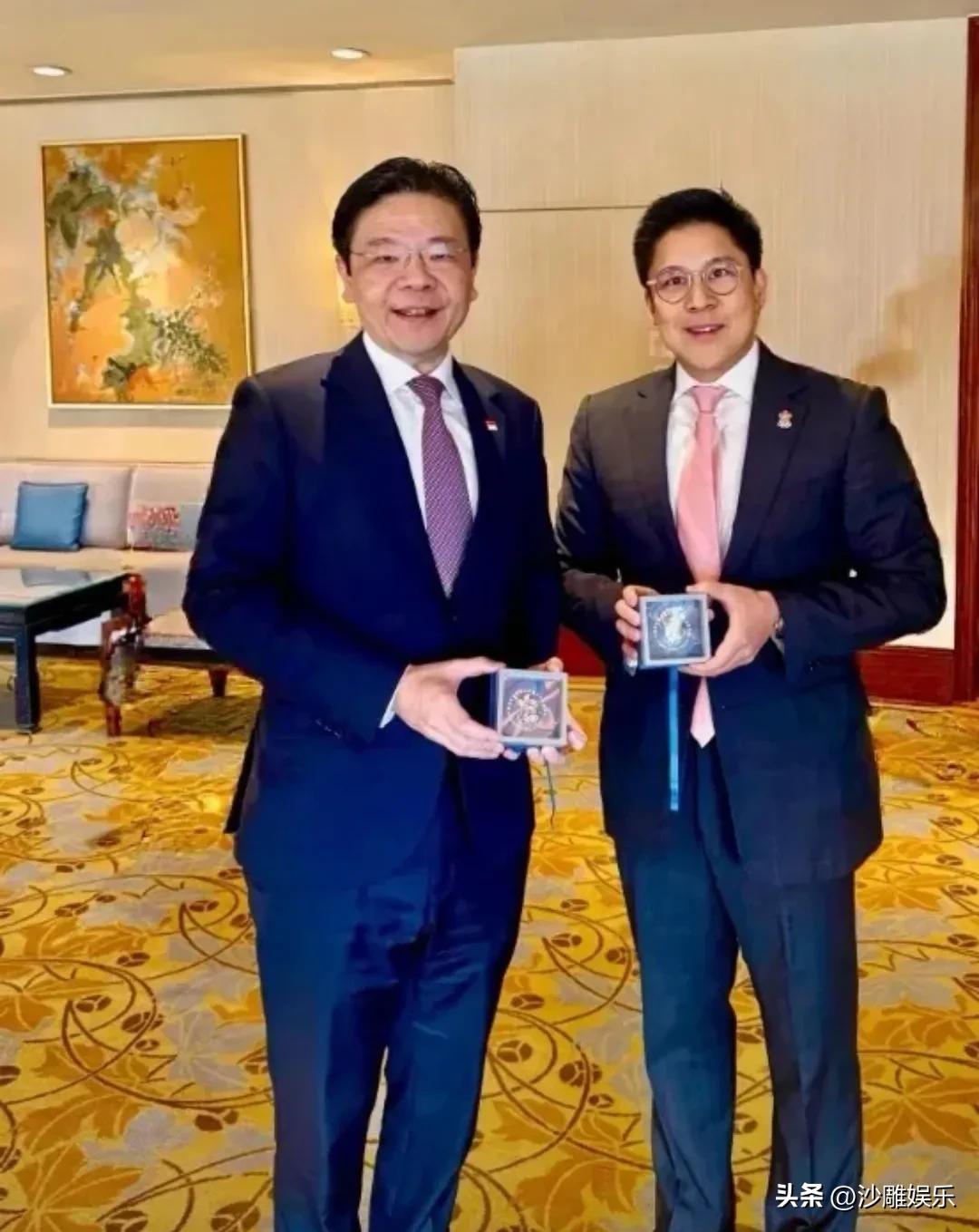 新加坡总理赴宴香港，何超琼李泽楷左右护法！豪门二代给全网上了一课


近日，黄循