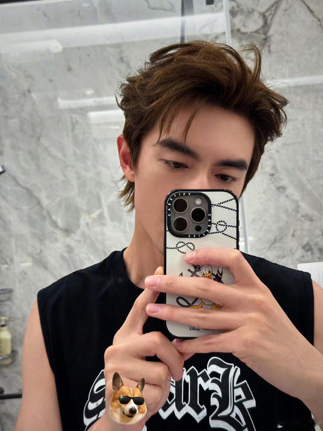 #林更新黑色无袖#林更新端午营业，黑色无袖对镜自拍好酷啊，谁不爱看帅哥呢[爱慕]