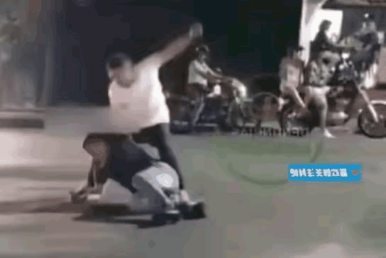 老公被人揍，老婆一个飞踹，力度十足，竟把壮汉踹出数米，这样的老婆太给力了！