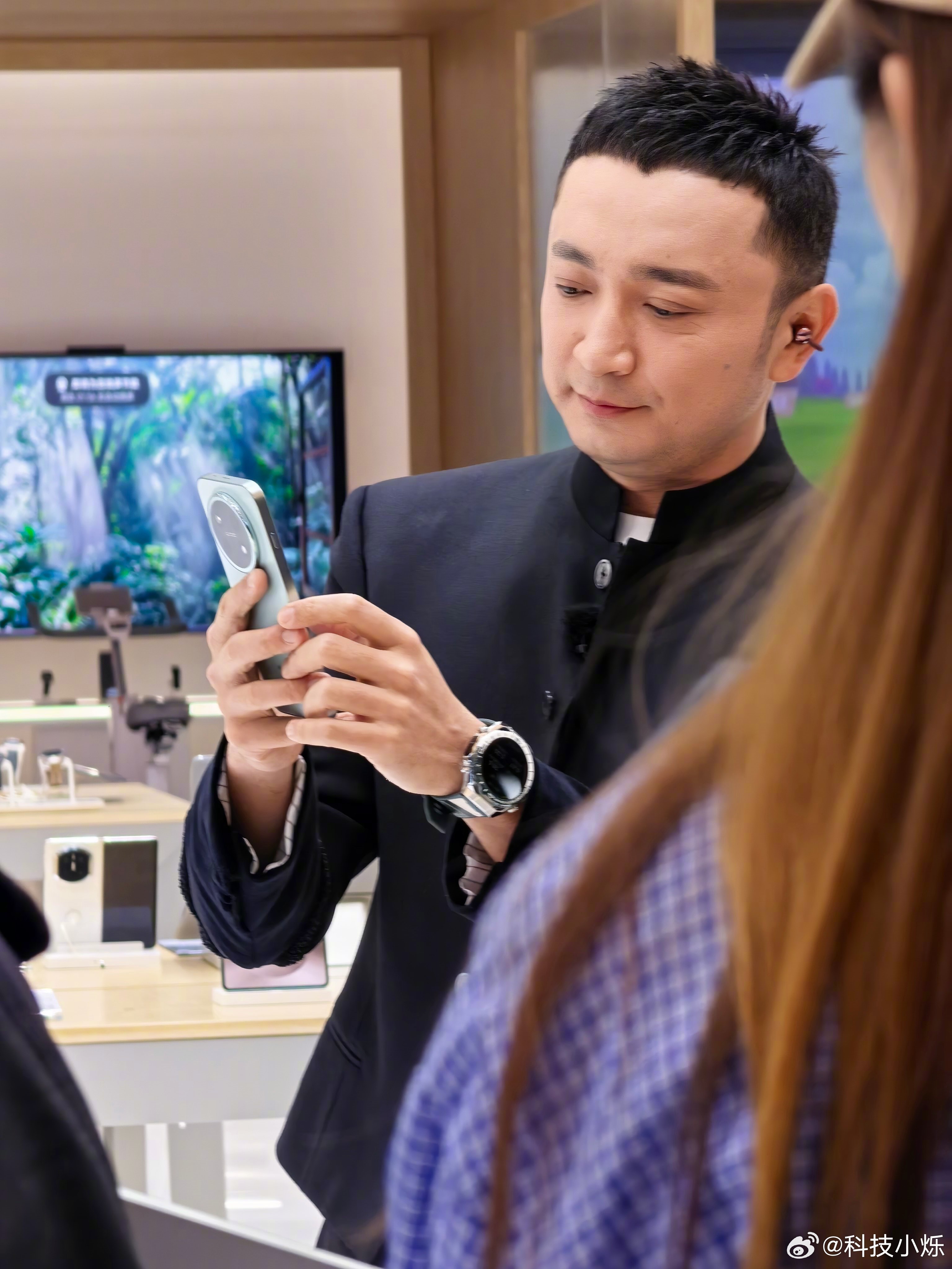 余承东官宣华为畅享90系列华为畅享全系搭载麒麟芯鸿蒙6AWE现场余总这一掏兜，可