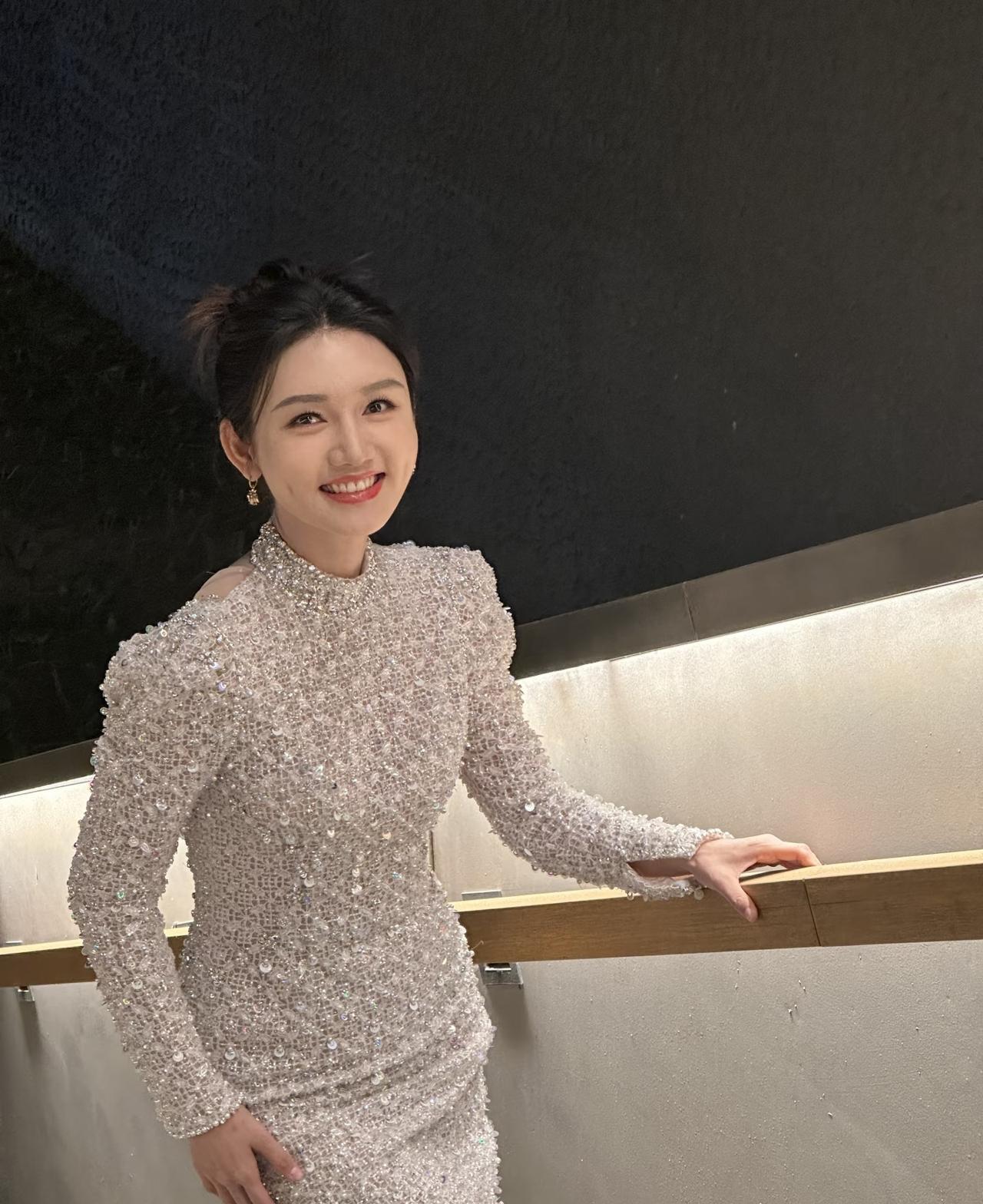 龙洋现在估计心里有些复杂。

她怎么也不会想到，

这是她第五次登上春晚。结束后