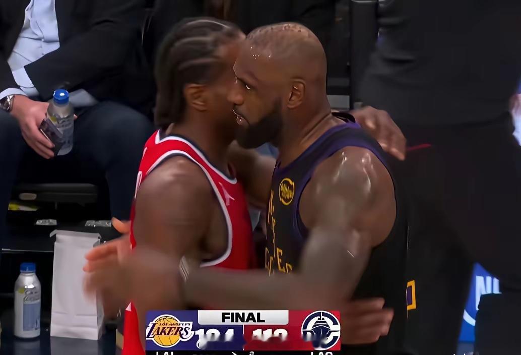 詹姆斯：谁说老子输不起？湖人输给快船，比赛结束后，詹姆斯主动走到快船替补席区域，