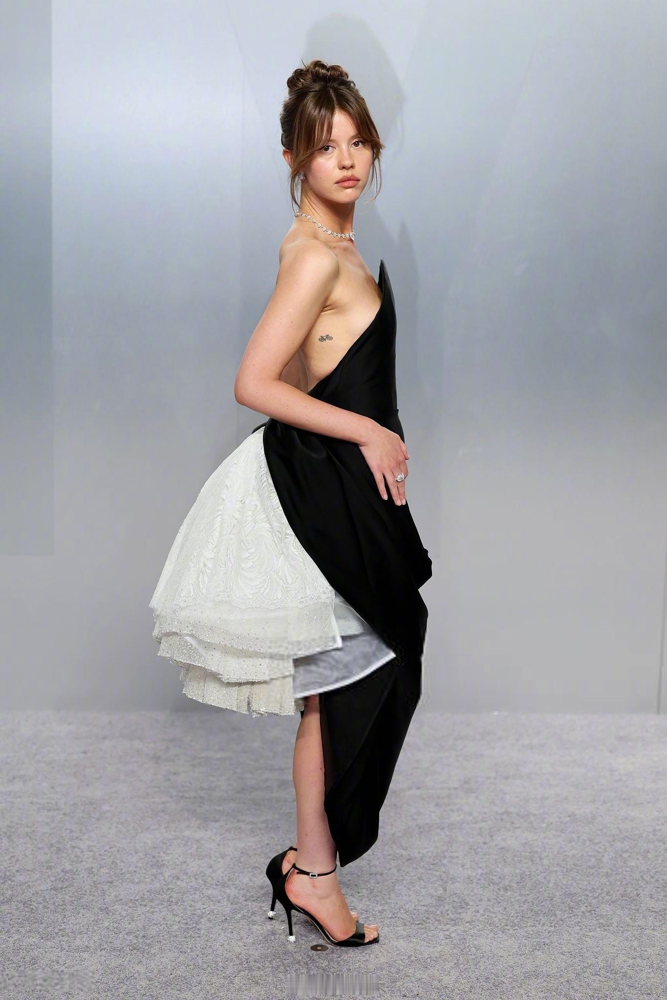 名利场奥斯卡派对 大秀美背的黑天鹅仙子🦢🖤——【弗兰肯斯坦】拿下2026奥斯