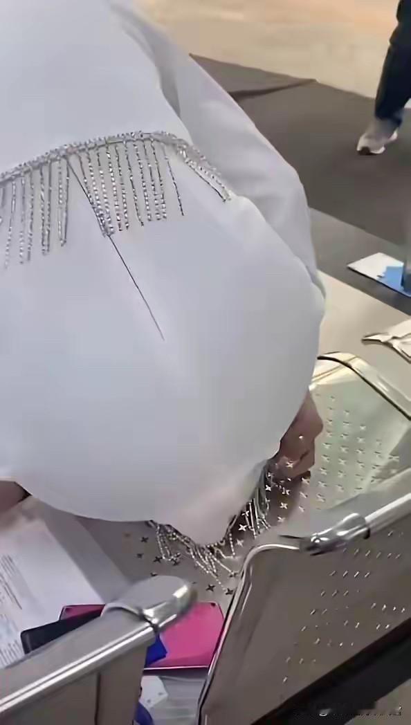 要不要去帮一下忙？
小姐姐裙子上的坠坠儿，掉进凳子窟窿眼儿里去了[黑线][黑线]