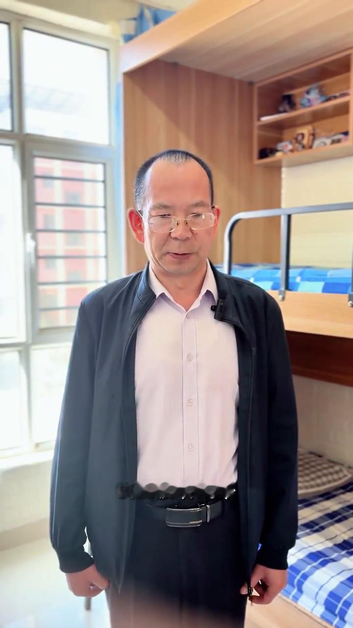 家长对于学校比较关心的一些问题。
曹迷柱，执行校长兼高中英语教师。
国飞中学的班