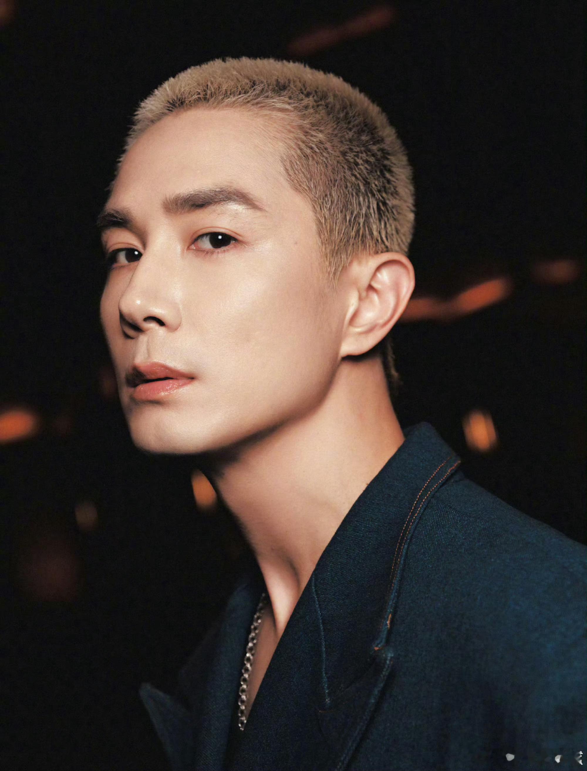 李承铉黄发寸头李承铉寸头染黄了 寸头黄发，也是突破了 