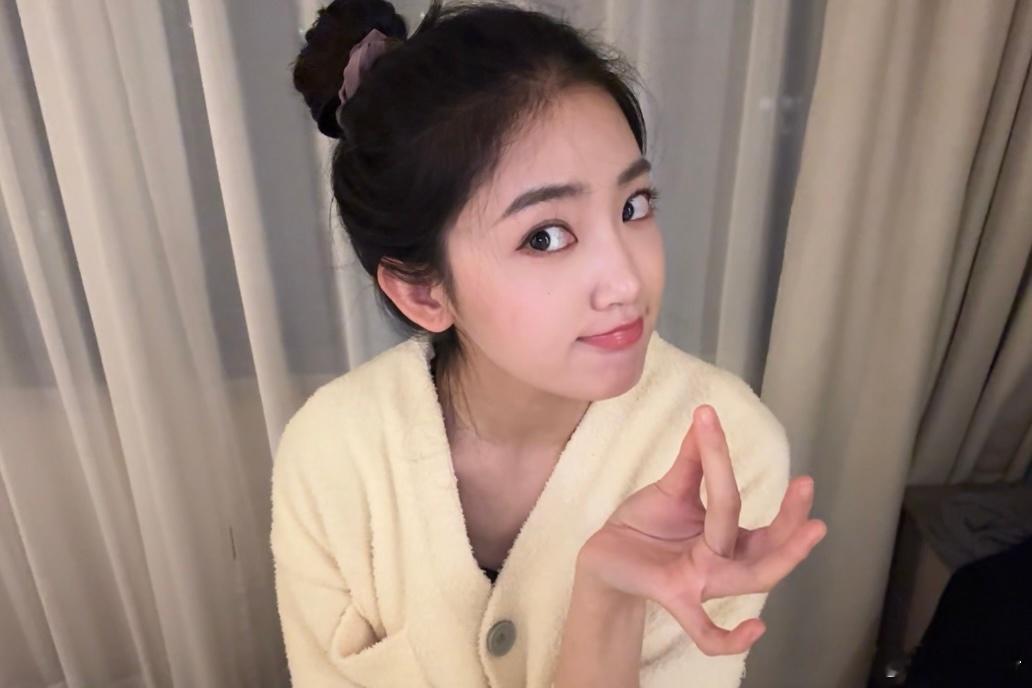 每日一问今天黄璐嗑对了吗？ 树下有片红房子  昕鲜出炉  ＿＿＿＿＿＿＿＿＿＿＿