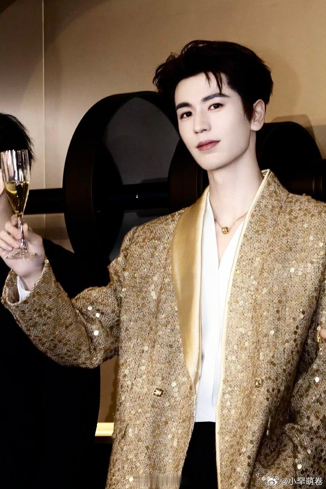 张凌赫无畏契约上班 帅气从不掉线，上班时刻依旧惊艳，干净利落的气质搭配优越五官，