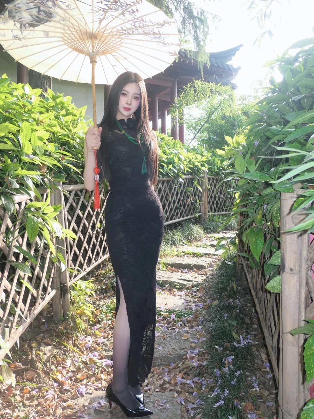 中式黑旗袍穿搭，氛围感直接封神
一把油纸伞，一袭黑色的旗袍，
在园林里随手一拍，