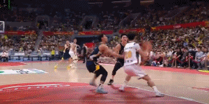 今天的萨姆纳真是救了广东全队，当然这也是因为四川男篮的实力确实比较差，防守压力很