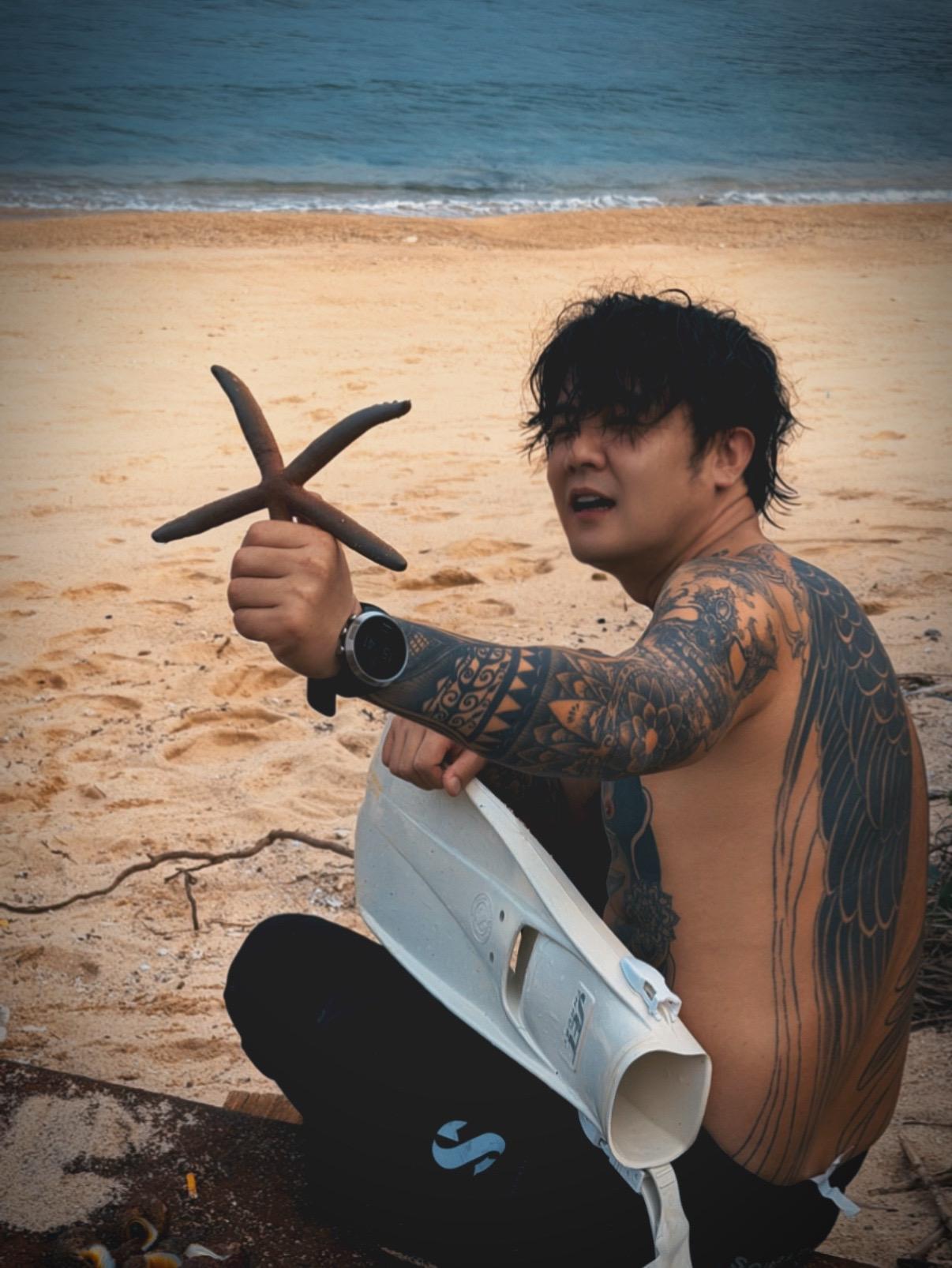 设计师伍先生。“我独自发光，做自己的月亮，在黑夜……”