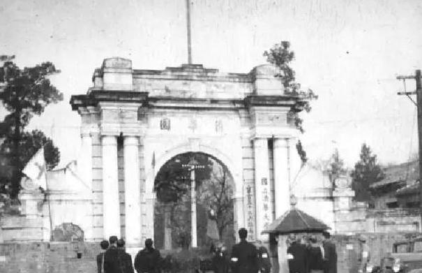 新中国成立后，清华大学最大的战略失误有两个：一是1952年没有扛住压力，把全部理