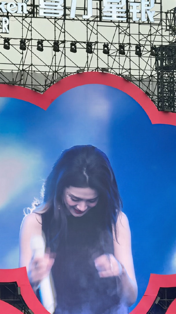 陈昊宇泡泡岛舞台陈昊宇也是在家门口唱上了 一席长裙暗黑造型，陈昊宇一出场就杀疯了