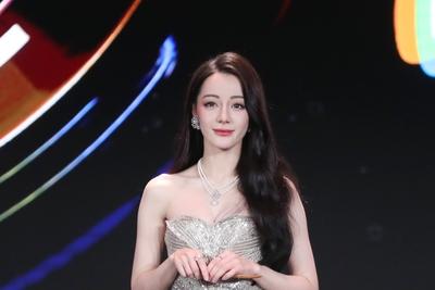 迪丽热巴
身穿金色光芒四射
仿若一朵从天而降的金花
优雅而高贵不失性感
闪着金光