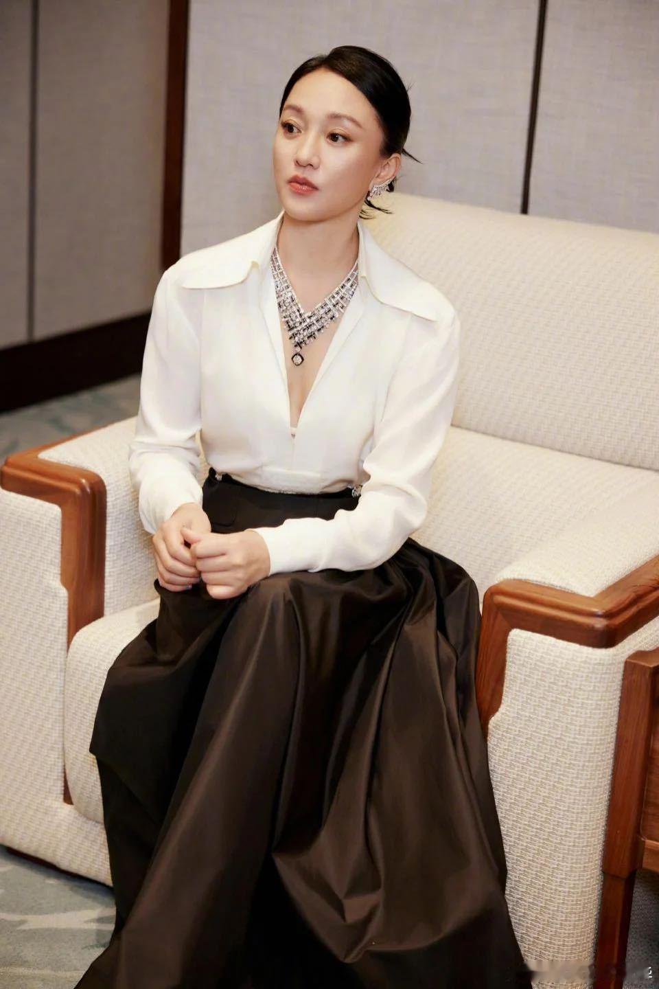 周迅 私下随性又真实，采访不打官腔，笑起来像邻家姐姐。这种“不端着”的松弛感，比