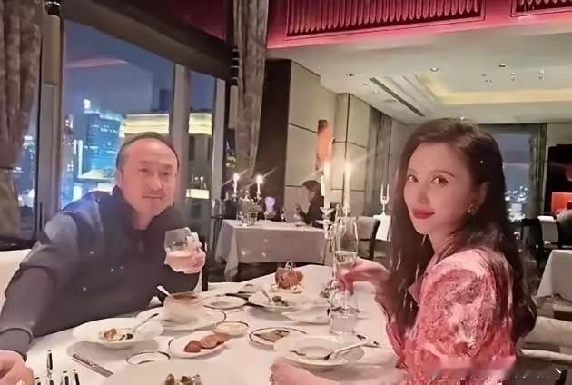 张萌和她的富豪老公，果然童话里都是骗人的，现实里的总裁真的不太好看。。。 