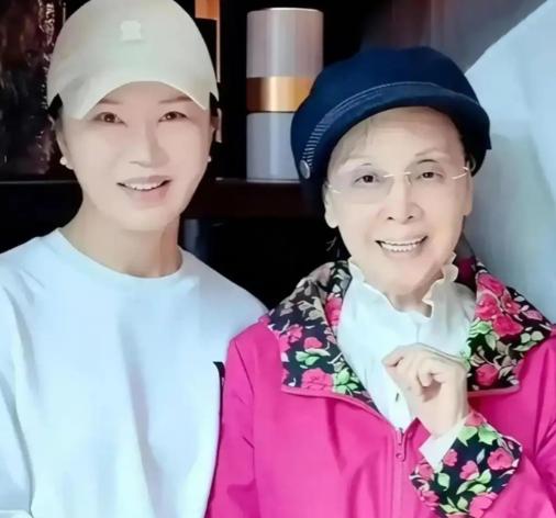 已经82岁的李谷一，现状令人唏嘘：丈夫肖卓能离开了人世，她跟49岁的女儿肖一两个