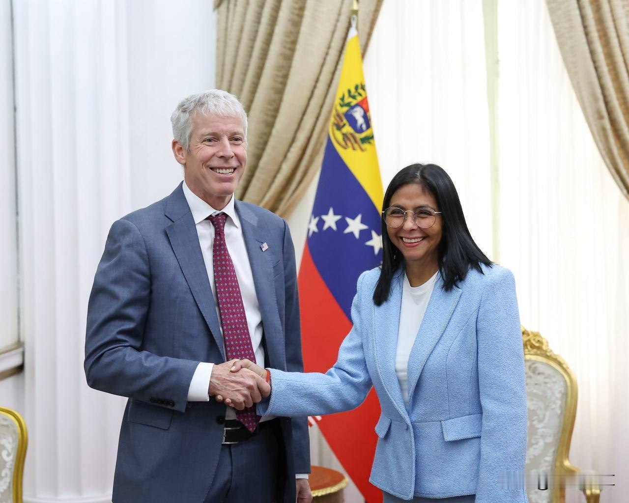 美国绑架了委内瑞拉总统马杜罗，其代总统罗德里格斯现在已经彻底不在乎了！你看她见到