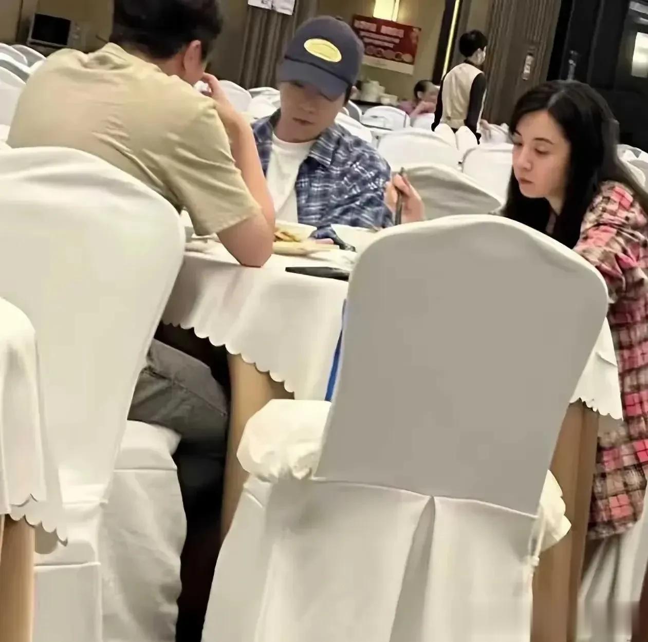 俞灏明和王晓晨同框约饭，女方全程面露难色，他俩到底结没结婚啊。

前段时间，俞灏