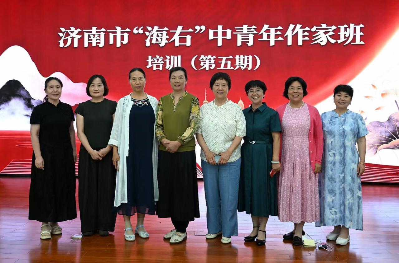 8.24上周六活动
一
文学艺术
到影视艺术
跋涉了千山万水
从小说文字
到屏幕