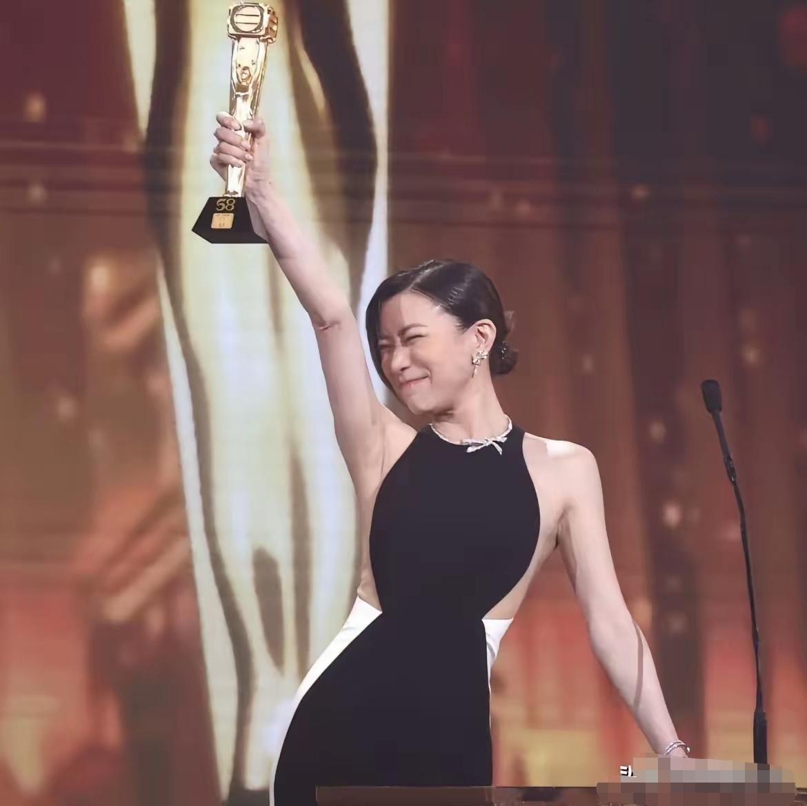 佘诗曼这状态，真让人看不懂——又或者说，是我们把“该有的样子”框得太死了。
 