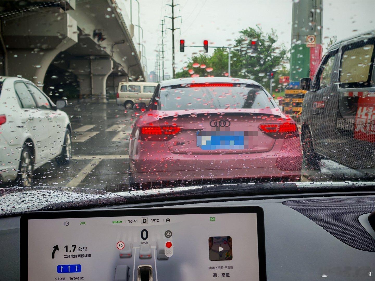 西安下雨了，温度只有19度，刚从深圳回来，冻成狗了。[允悲] ​​​