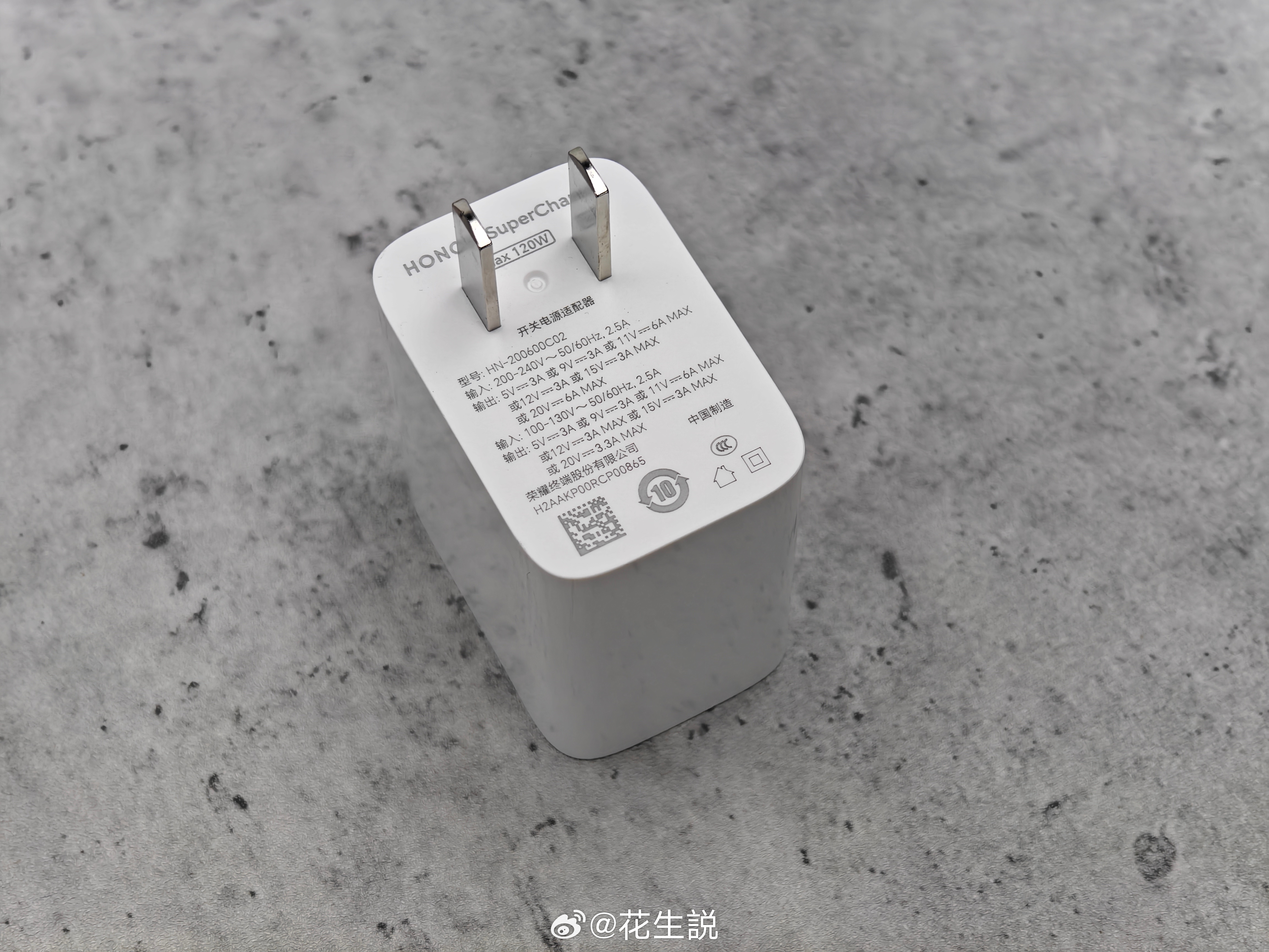 转+评 抽一个同款充电头！ 最近一直在用荣耀这个120W的充电头，体积特别小，随