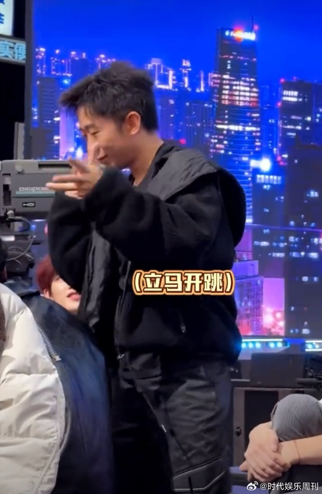 救命！杨迪的“ 依赖摇”简直是快乐源泉，音乐一响，他的舞姿就失控，太魔性了。依赖