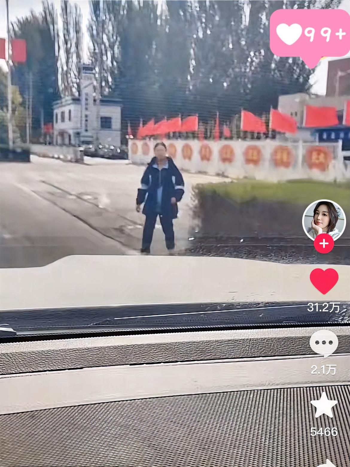 新疆高一女生，打电话跟妈妈说“太困了，想请假两小时回家睡觉”，
妈妈二话不说就去