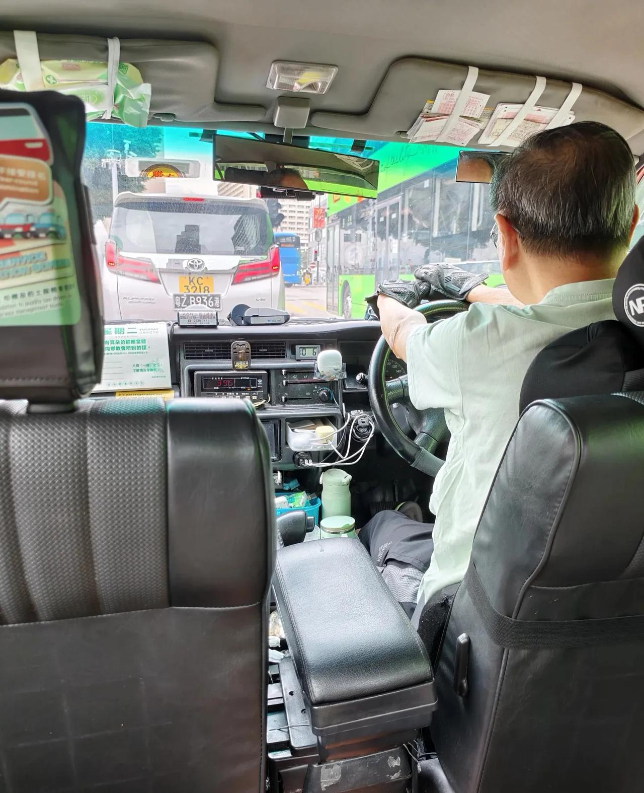 太烧心了刚落地香港就被叫乡巴佬
的士问了一下司机后排需要系安全带吗，司机说系上 