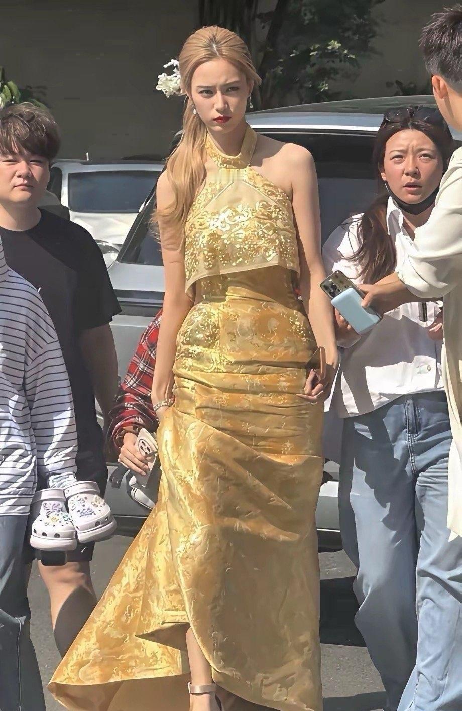 一直觉得徐艺洋的身高没什么，直到看到她和别人同框才发现原来她这么高的吗 