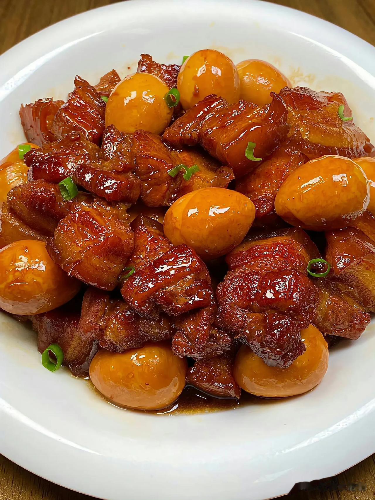 红烧肉是中国传统的一道经典菜品，口感酥软，色香味俱佳，搭配一些鹌鹑蛋，不仅增加风