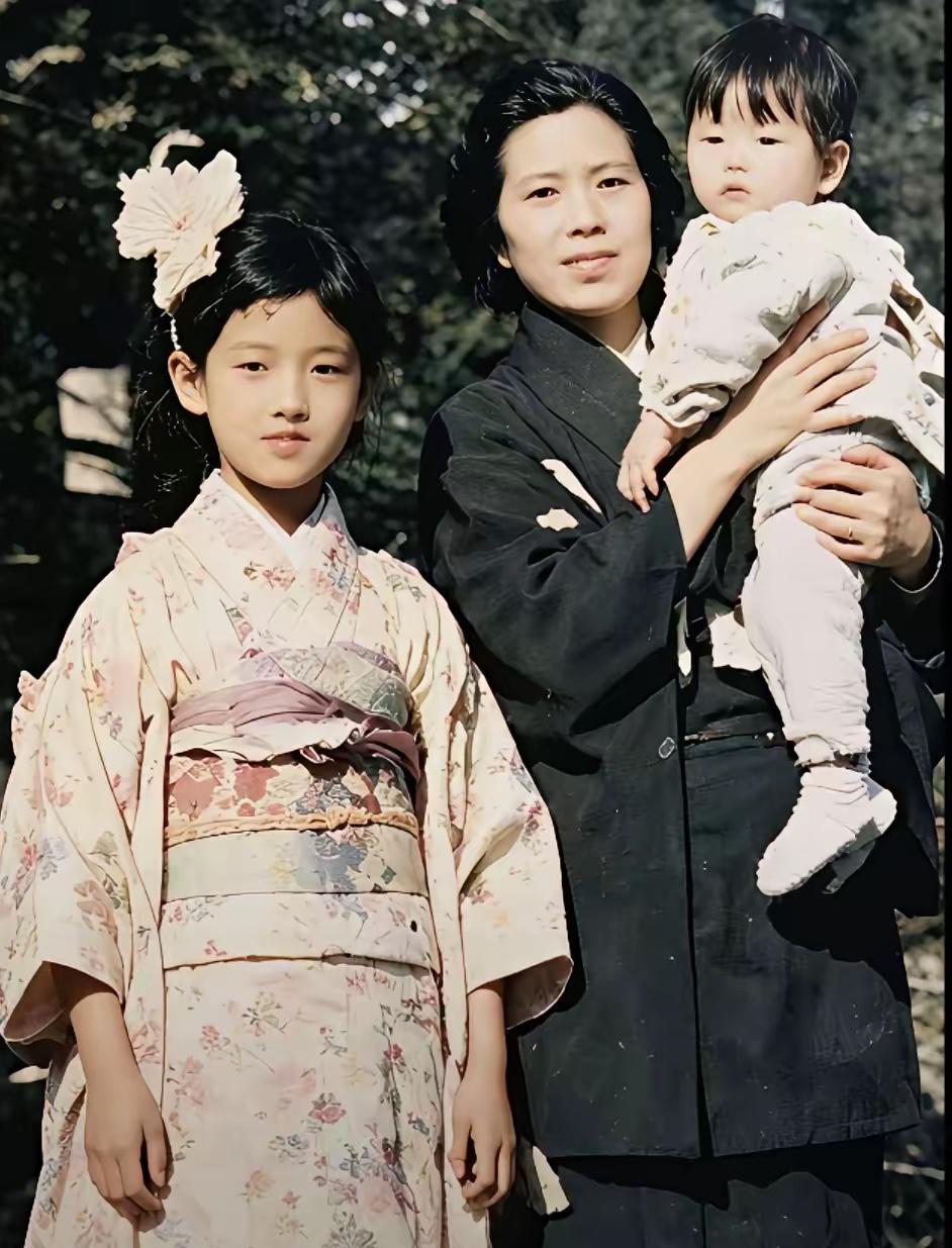 这是山口百惠和妈妈三口正子及妹妹的罕见合影，都看看吧，百惠遗传到母亲的高颜值，足