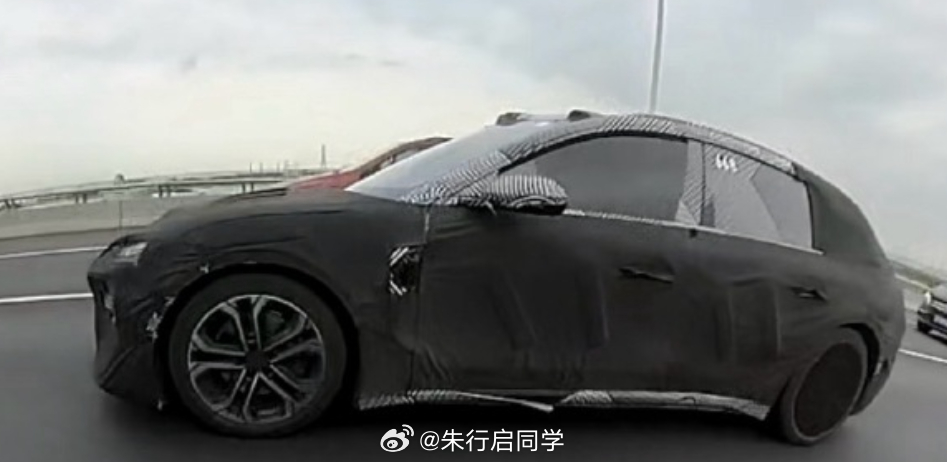蔚来3代旅行车ET5T的谍照图曝光从后面看新车的轮胎好窄感觉有点像是面条胎不知道