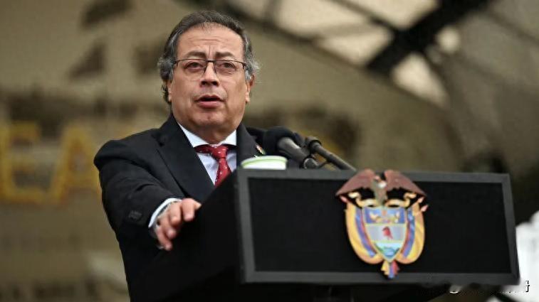 特朗普指责哥伦比亚纵容毒品生产，并宣称美国将亲自出手，哥总统发声反驳。

哥伦比