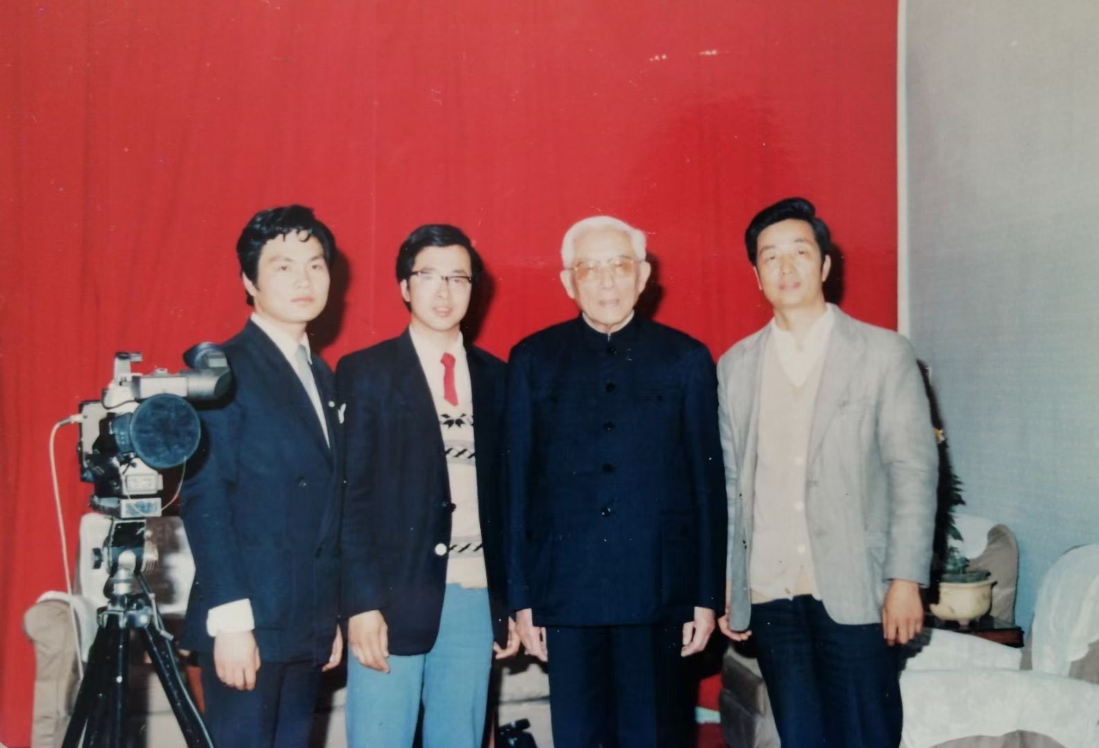 著名科学家周培源先生，故土便是江苏宜兴后村。一张老照片，定格了当年宜兴电视台采访