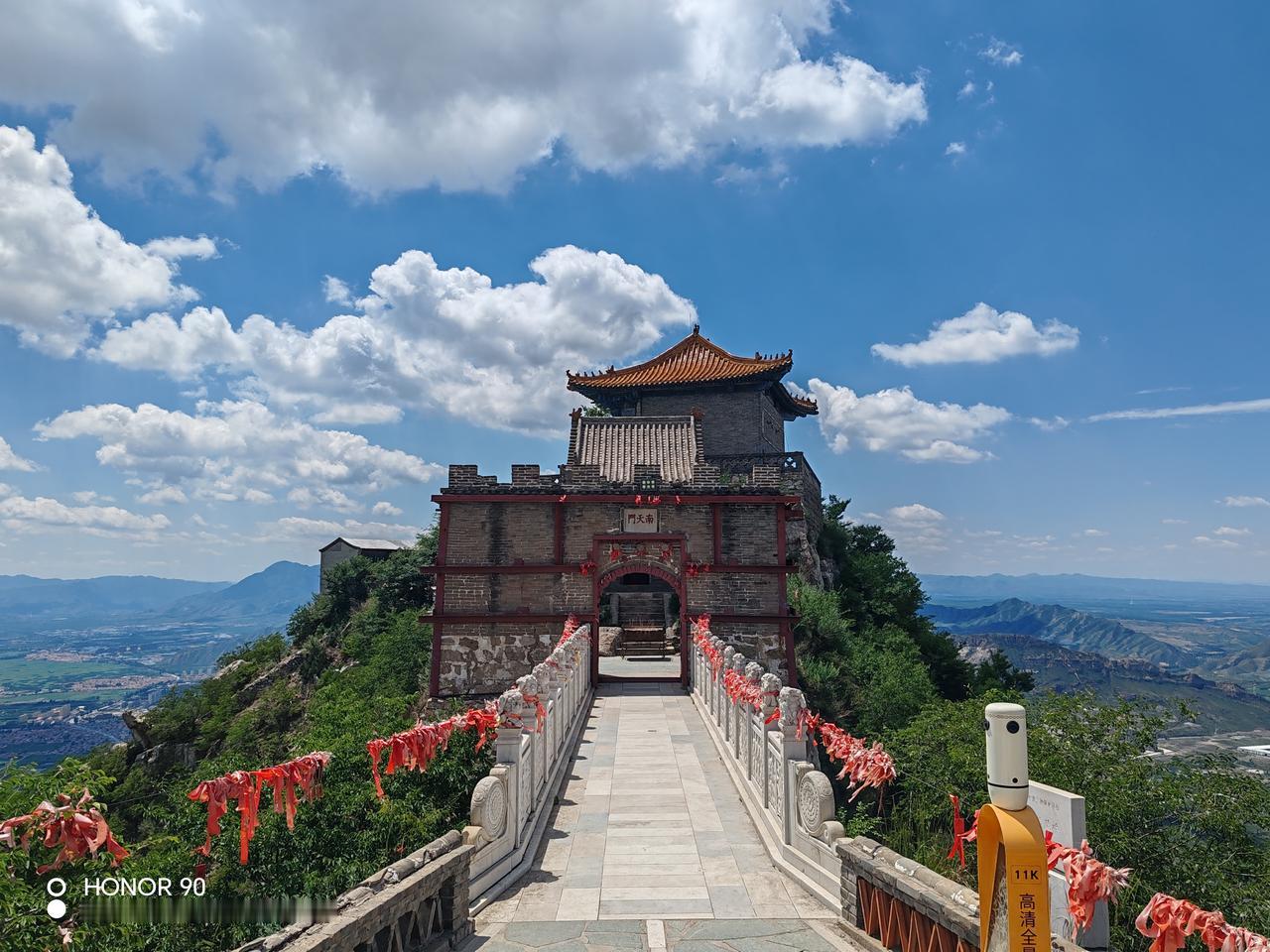 周日清晨，我们从北京出发，前往张家口鸡鸣山。未走高速，开启了一场长达三个多小时的