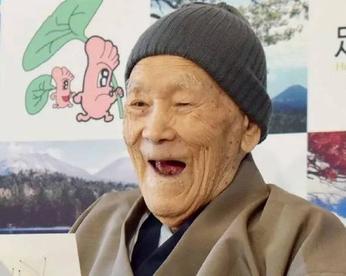 一名七十多岁的日本老者，在甘肃一处景区售票窗口拿出护照，申请享受免票待遇，还表示