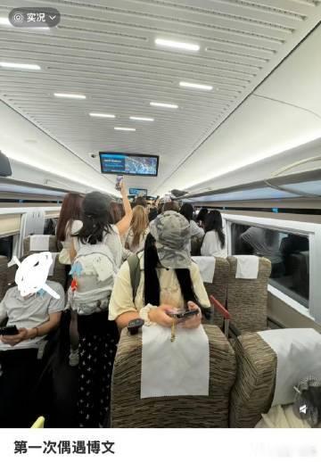 杨博文高铁被围攻了私生蜂拥而上围堵车厢，怼脸拍摄闪光灯不断，现场混乱毫无秩序。杨