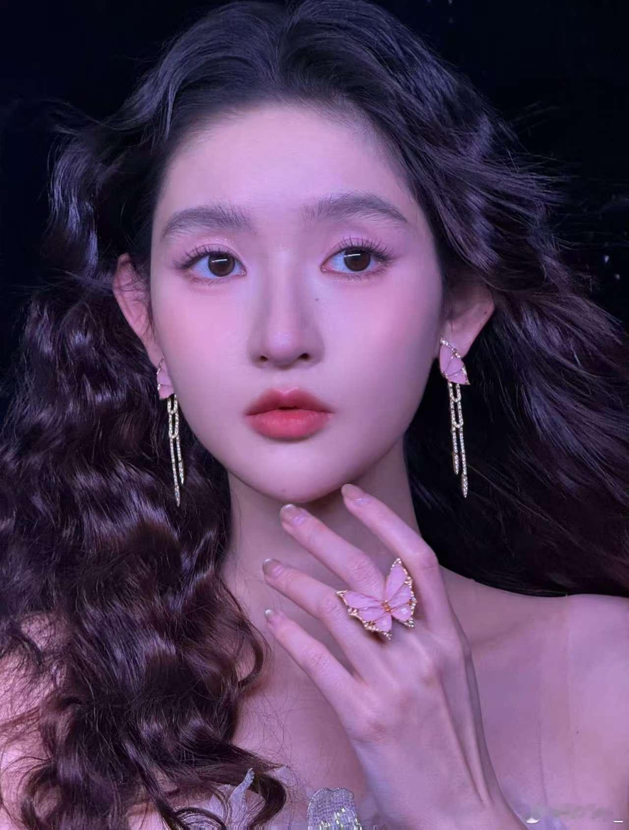 王玉雯不知道你喜欢哪个就都拍了 看王玉雯的芭莎之夜九宫格合照，突然懂了什么叫“被
