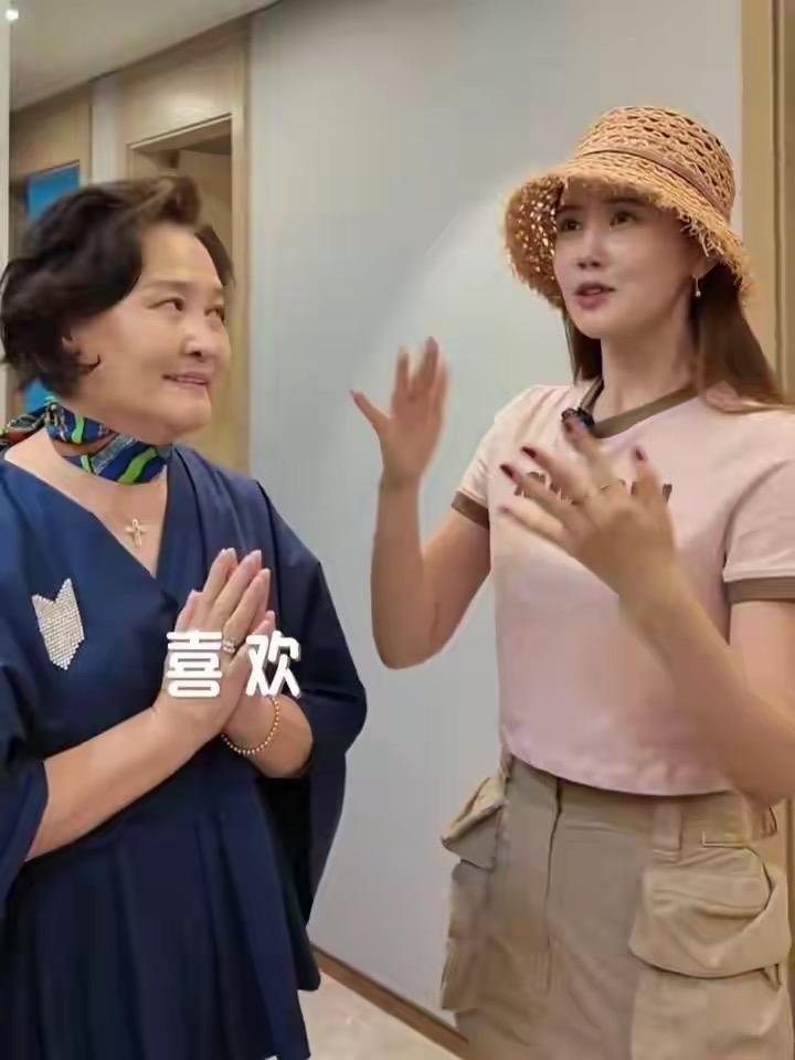 近日，韩星李多海已经顺利进入孕晚期，距离宝宝降生越来越近。曝光的日常画面里，她气