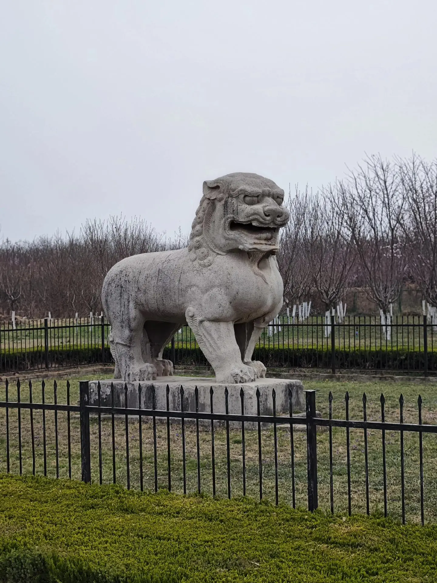 武则天之母杨氏顺陵。这里的石刻堪称唐诸陵之冠，尤其是东方第一走狮以及天禄，体型巨大，雕刻精美。