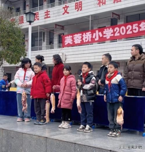 “这个奖励真接地气！”网上看到一个视频，某学校2025年春季开学典礼上，考试成绩