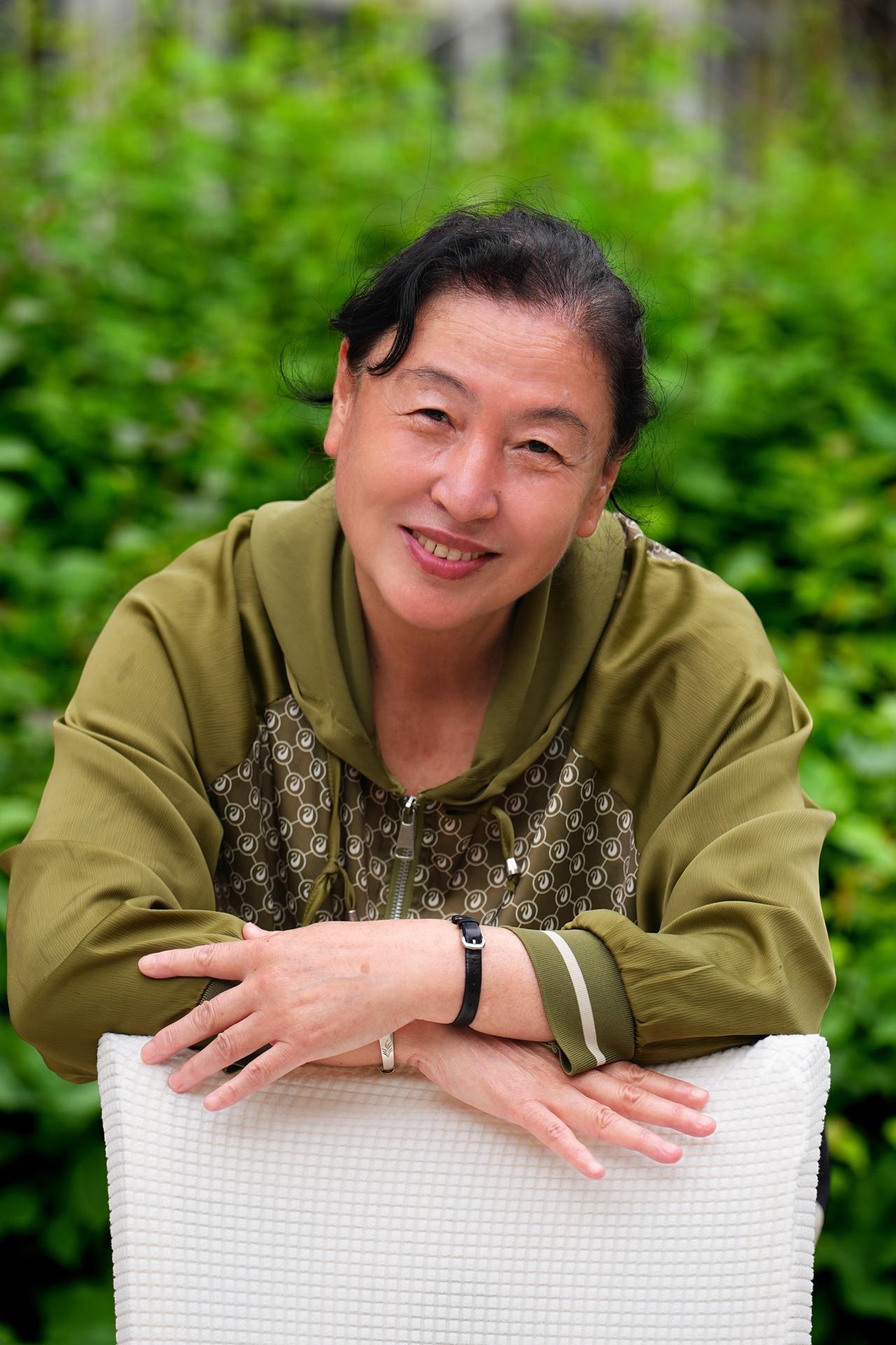 她在丛中笑 像花儿一样生活 花中奶奶