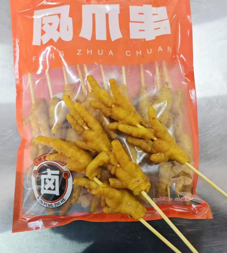 这个泡椒鸡爪，在我刚上班的时候可是我的最爱
平时去超市、零食店买的最多的就是泡椒