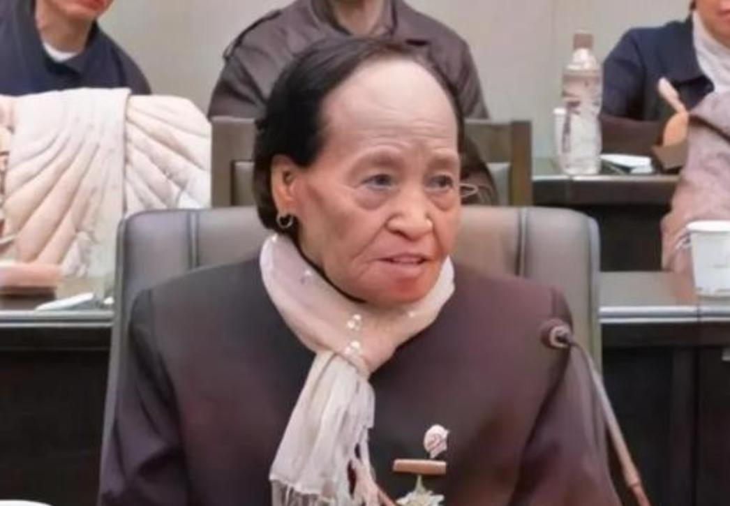 1944年，日军将一个光着身子的少女扔到了河边，临走时还踢了几脚，可昏迷前，她看